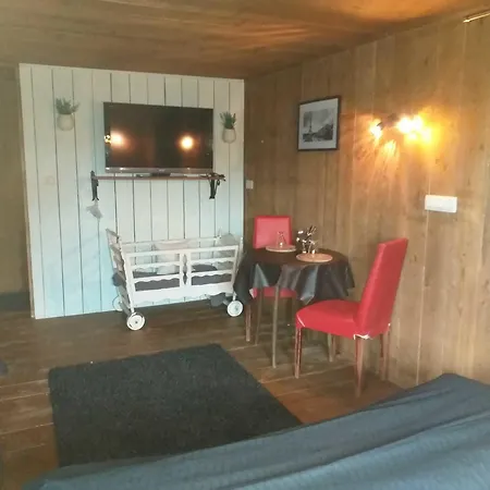 La Petite Suisse فندق مبيت وإفطار مالميدي